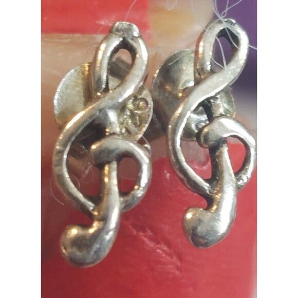 Sterling silver treble clef stud earrings - Picture 6 of 8